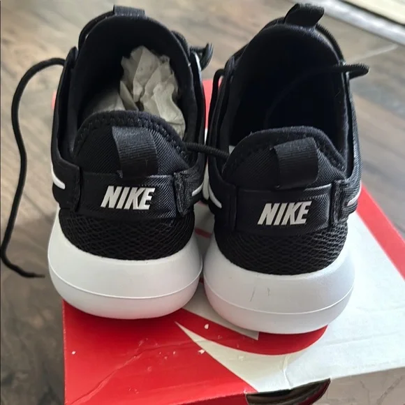 Nike Roshe Two Black and White Sneakers - Picture 4 of 5
